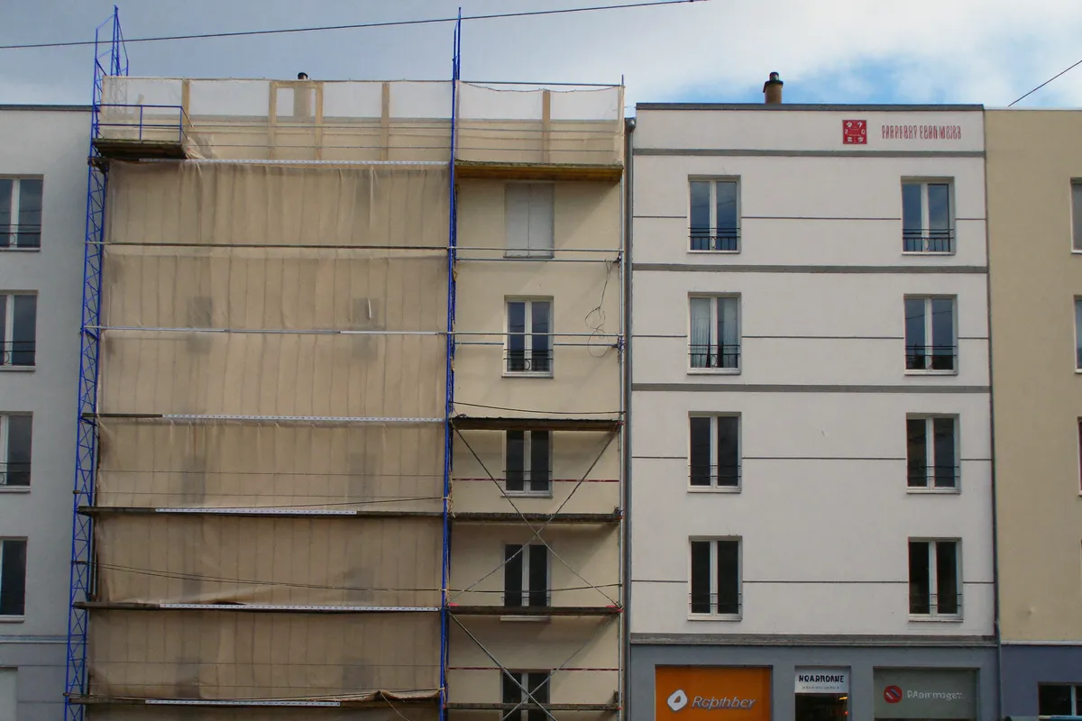 Façade d'immeuble en cours de rénovation thermique par l'extérieur à Annemasse