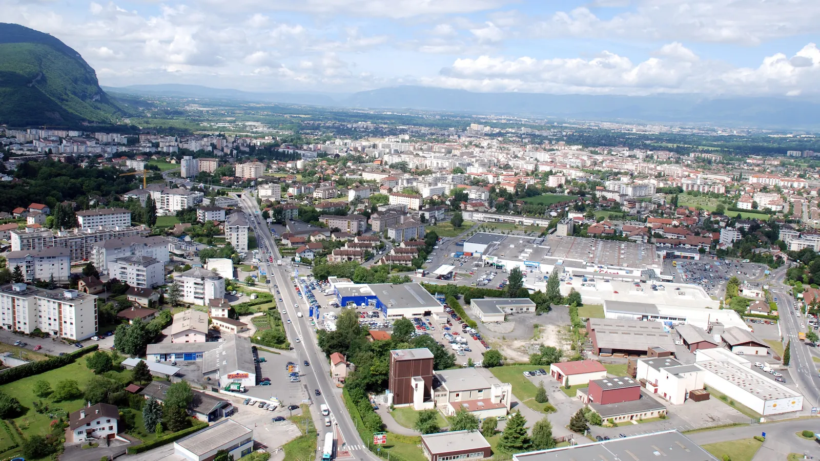 Vue aérienne d'Annemasse et de son parc collectif, au pied du Salève