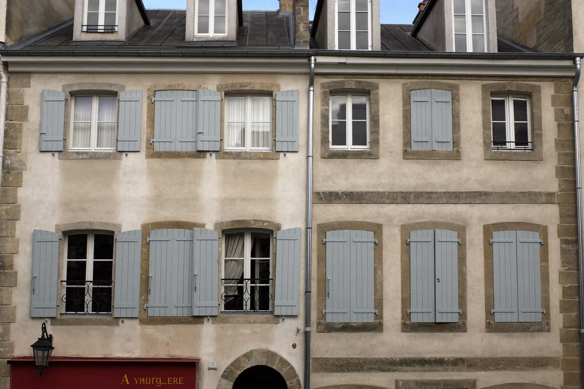 Façade ancienne savoyarde avec volets à Annemasse
