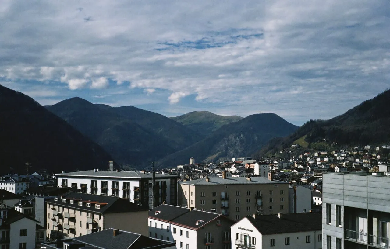 Annemasse dans la vallée, les Alpes en arrière-plan